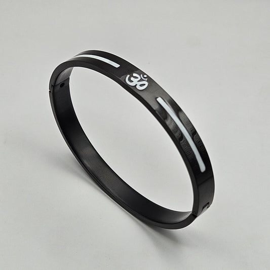 Om Black Cuff Kada